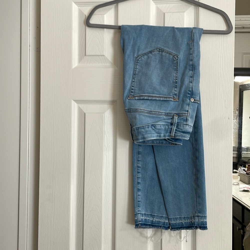 Good American. Excellent condition. Light wash, high rise, slim leg w/ raw hem.